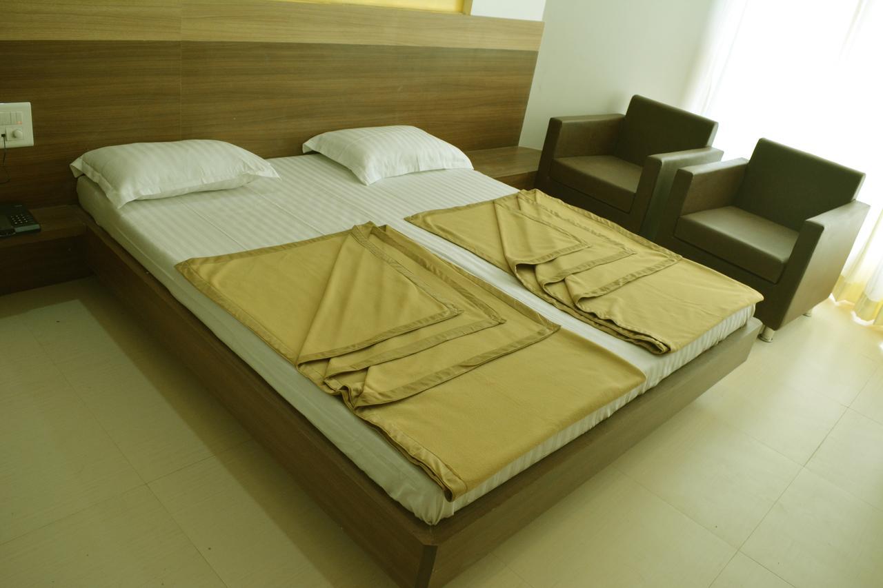 Oyo 10672 Hotel Riviera Nashik Ngoại thất bức ảnh