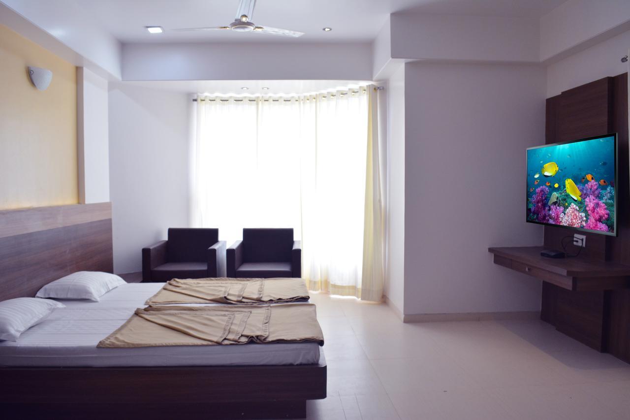 Oyo 10672 Hotel Riviera Nashik Ngoại thất bức ảnh