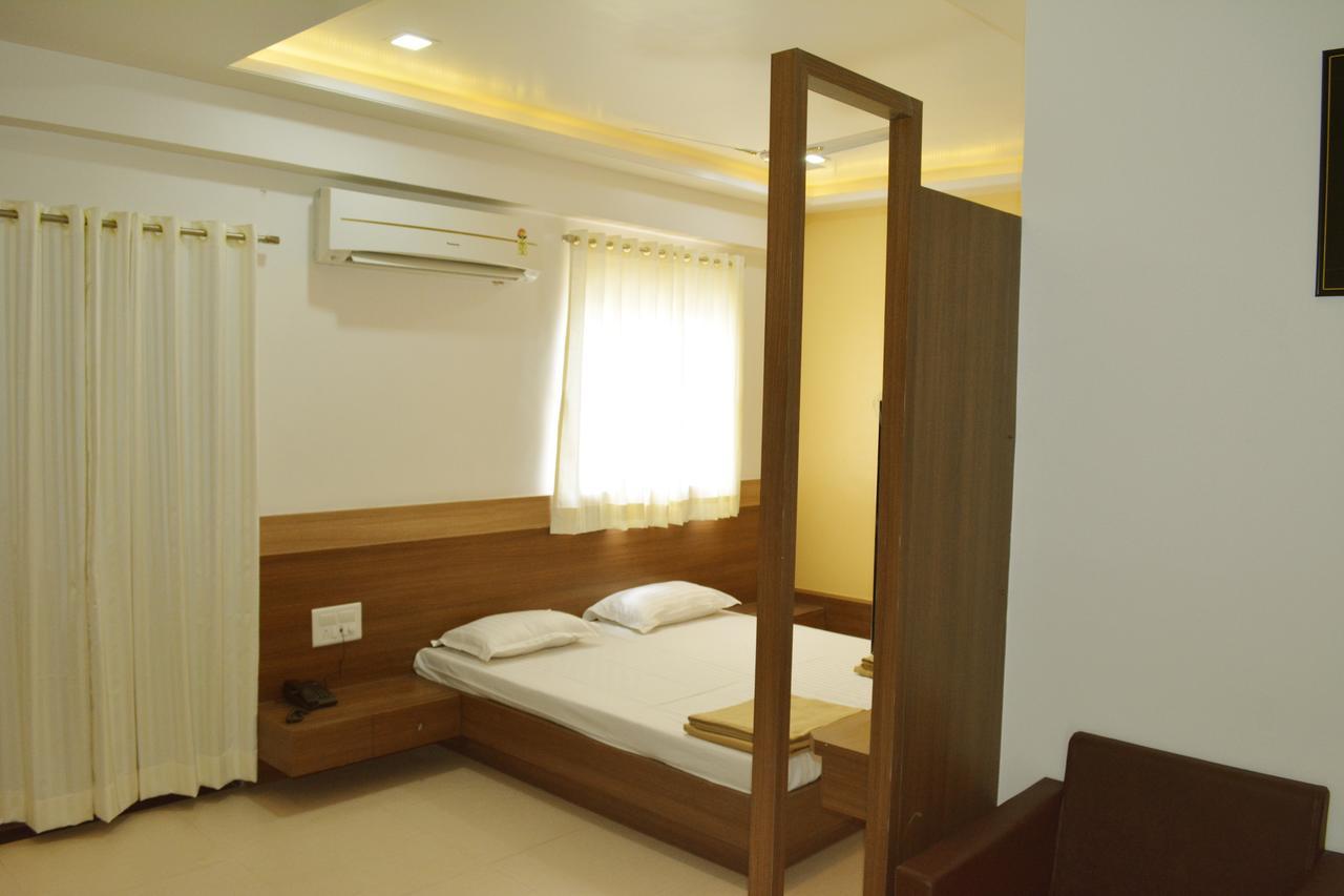 Oyo 10672 Hotel Riviera Nashik Ngoại thất bức ảnh