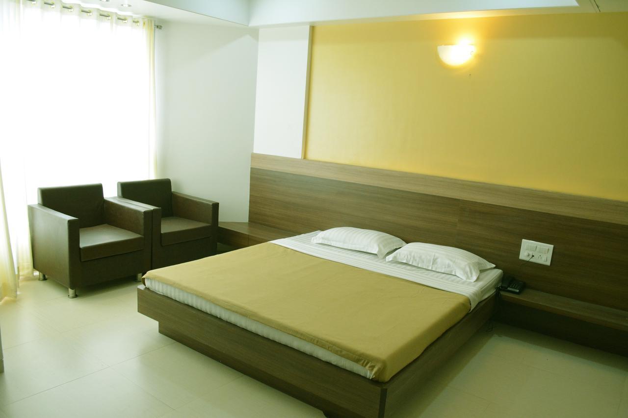 Oyo 10672 Hotel Riviera Nashik Ngoại thất bức ảnh