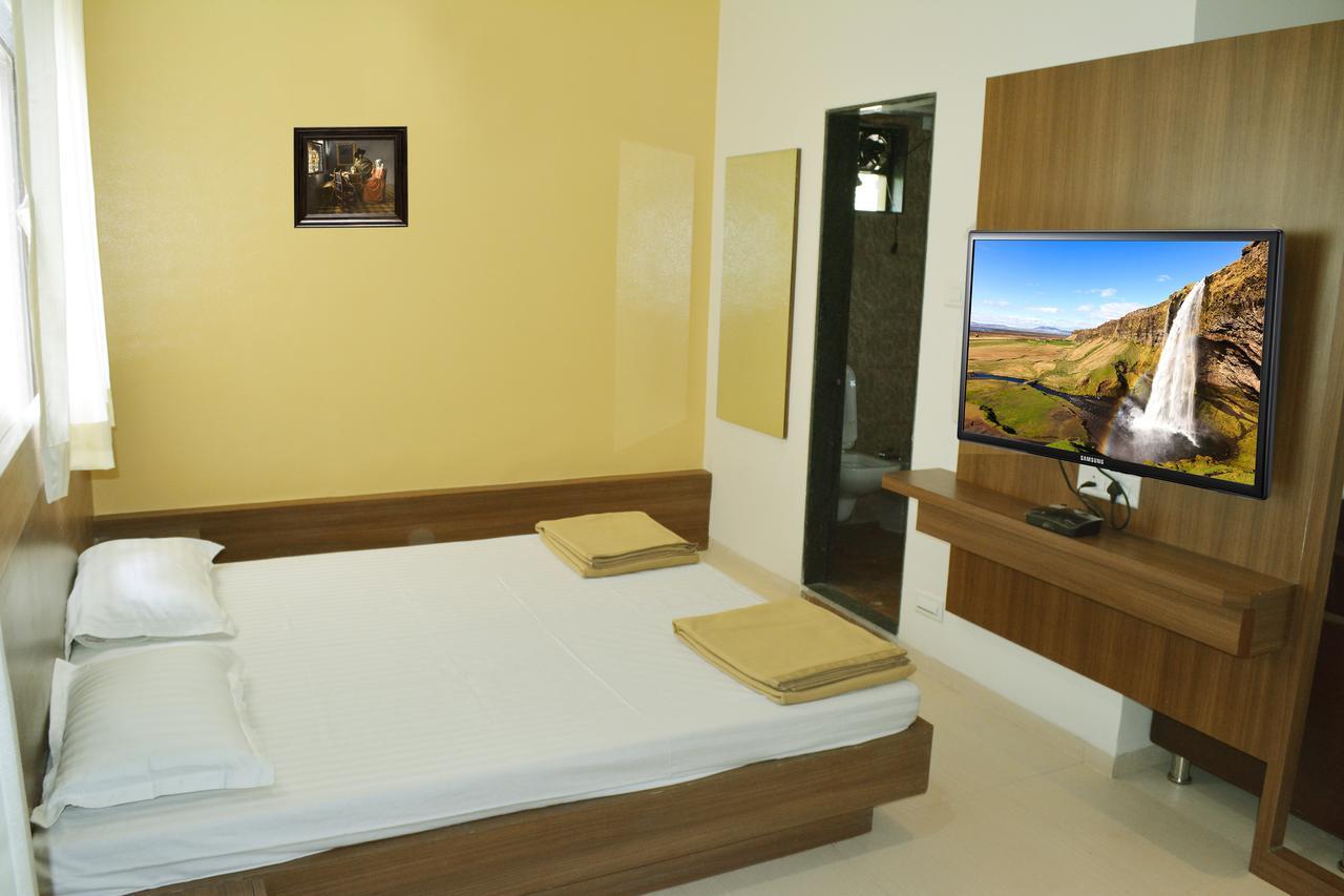Oyo 10672 Hotel Riviera Nashik Ngoại thất bức ảnh