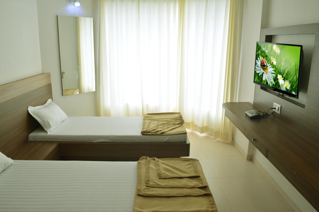 Oyo 10672 Hotel Riviera Nashik Ngoại thất bức ảnh