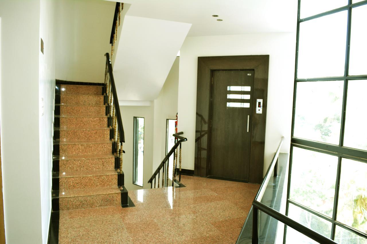 Oyo 10672 Hotel Riviera Nashik Ngoại thất bức ảnh