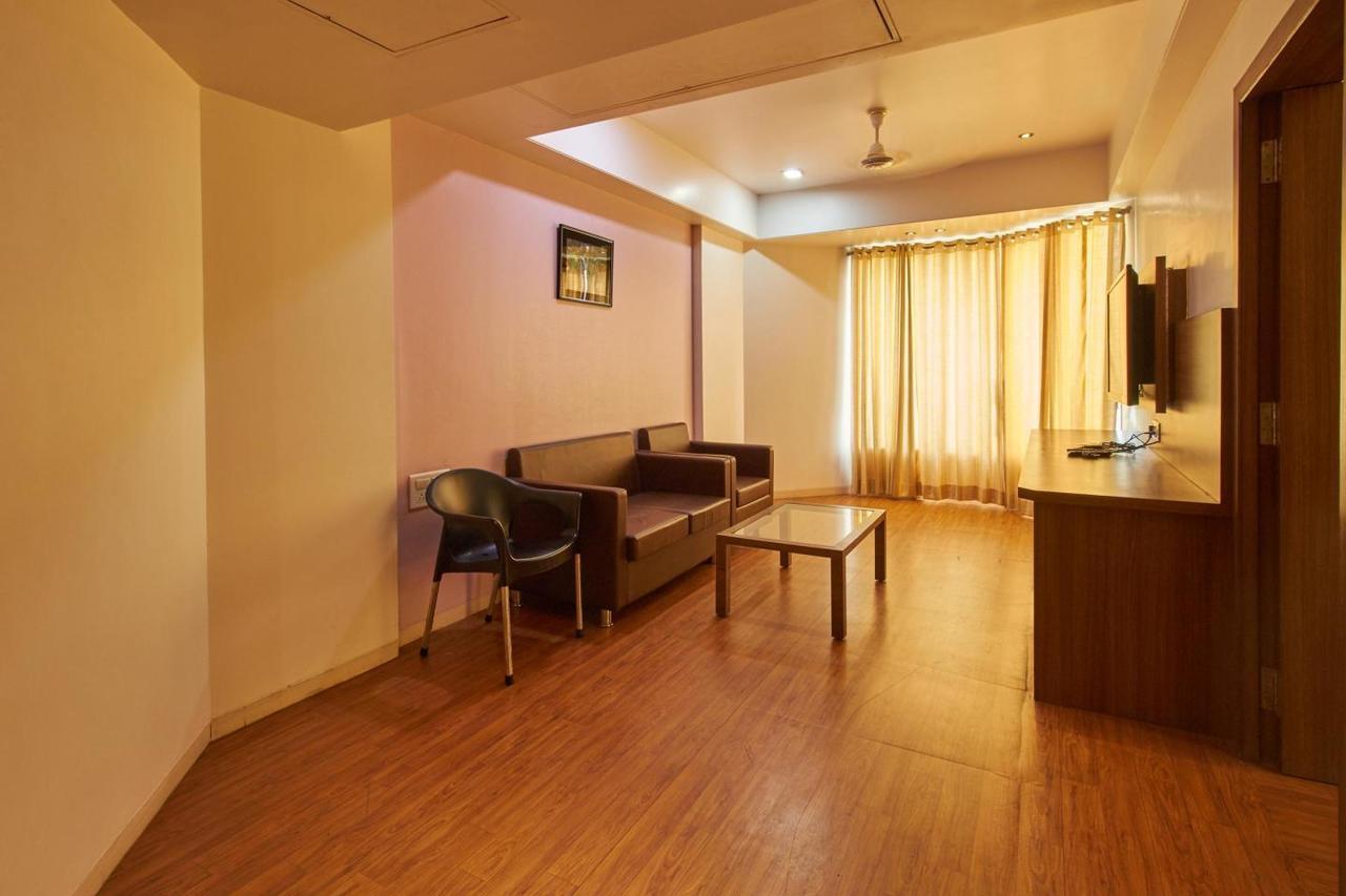 Oyo 10672 Hotel Riviera Nashik Ngoại thất bức ảnh