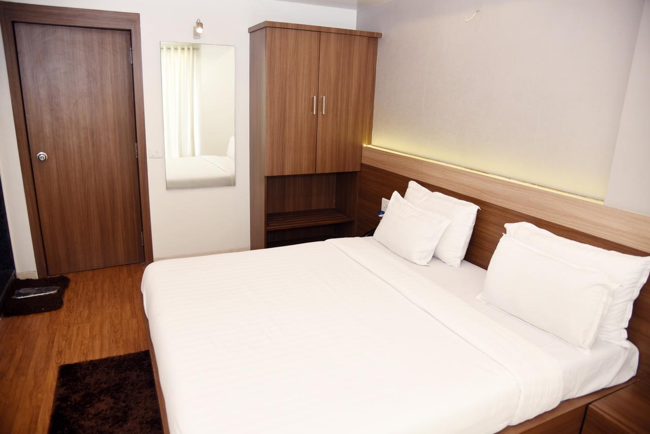 Oyo 10672 Hotel Riviera Nashik Ngoại thất bức ảnh