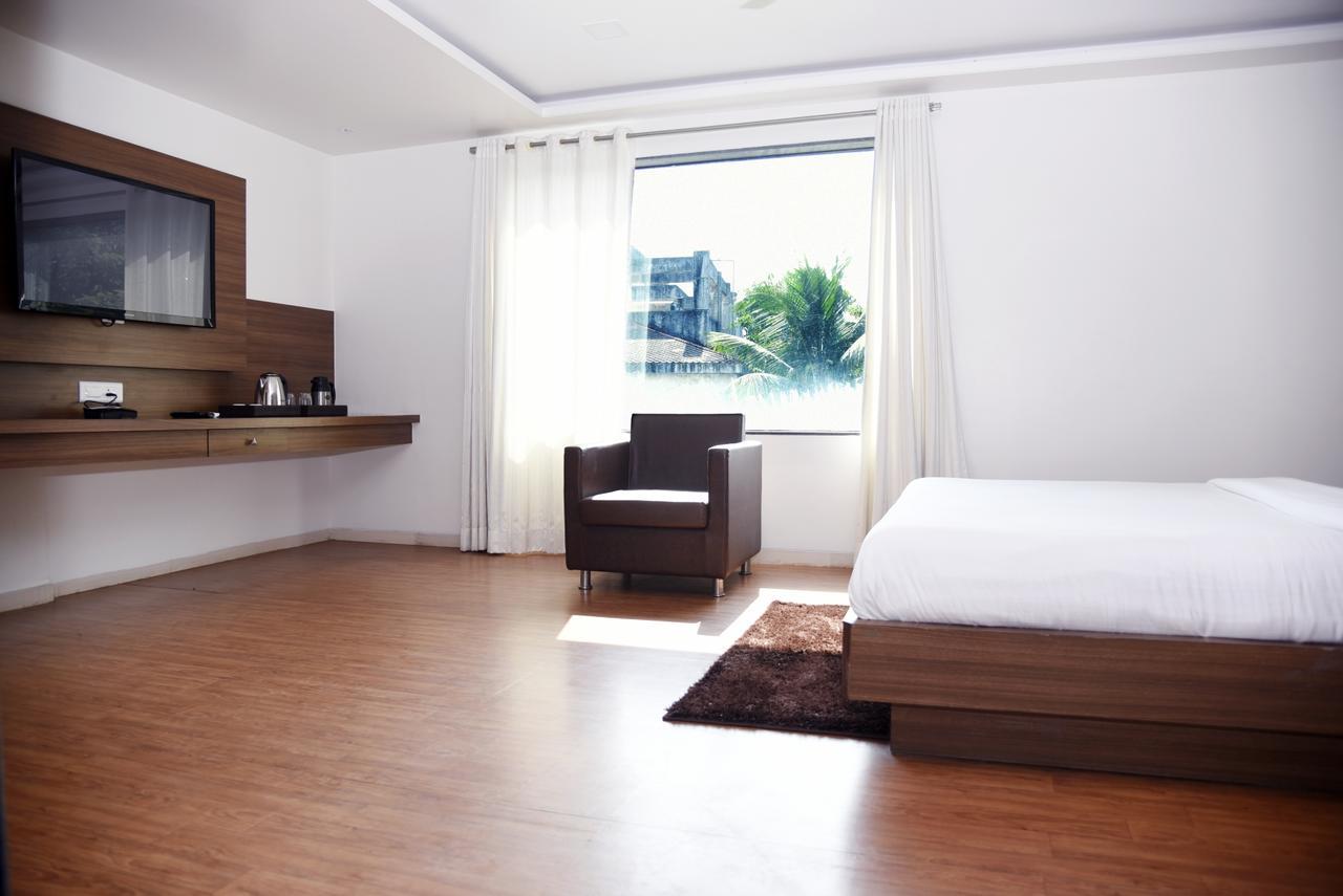 Oyo 10672 Hotel Riviera Nashik Ngoại thất bức ảnh