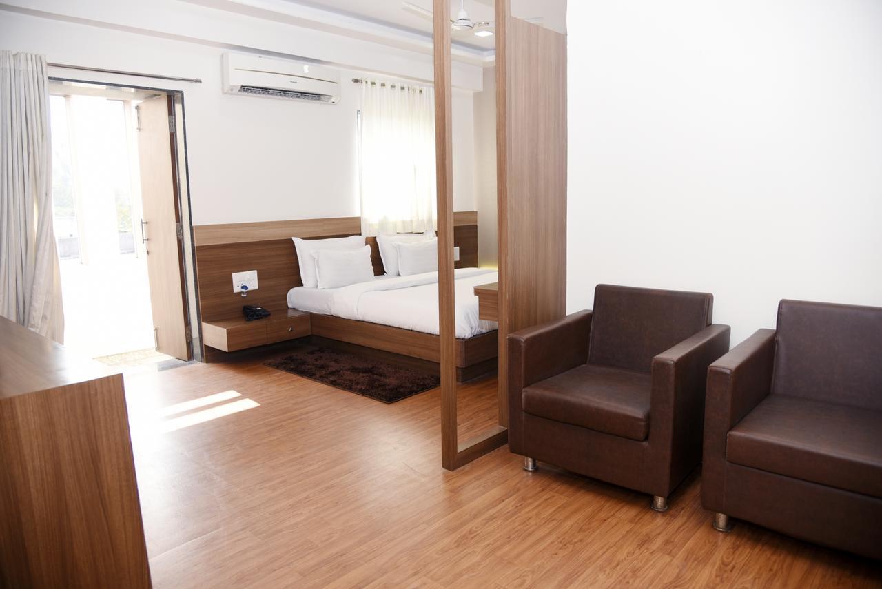 Oyo 10672 Hotel Riviera Nashik Ngoại thất bức ảnh