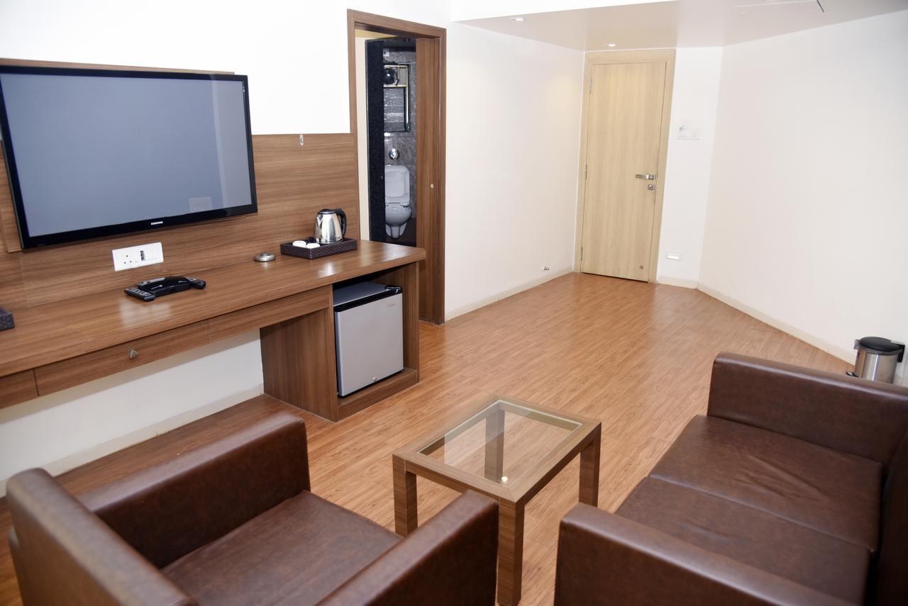Oyo 10672 Hotel Riviera Nashik Ngoại thất bức ảnh