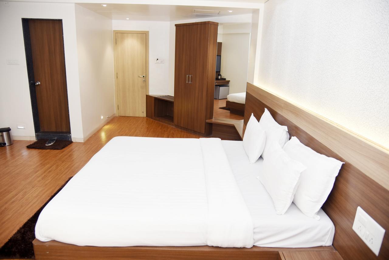 Oyo 10672 Hotel Riviera Nashik Ngoại thất bức ảnh