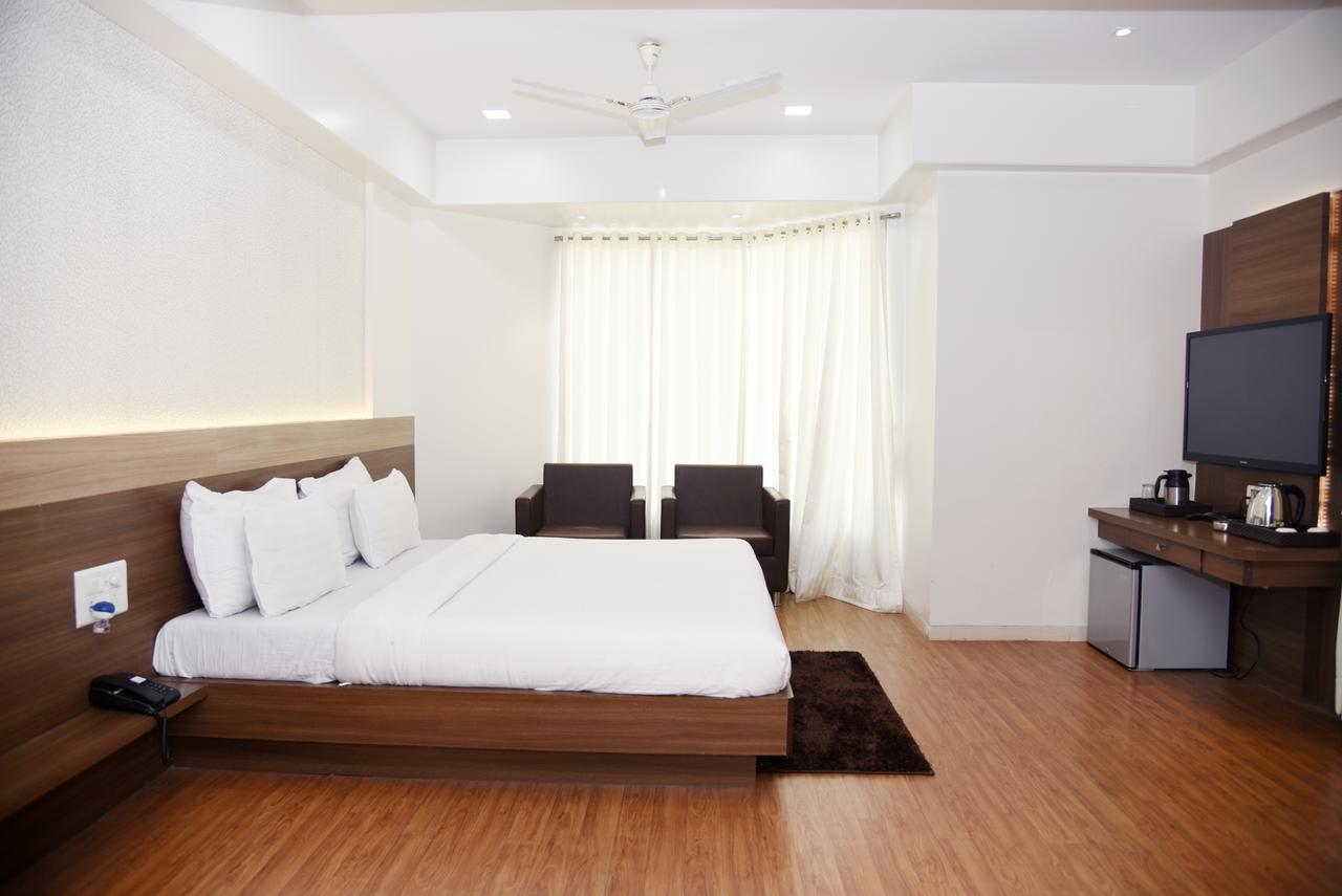 Oyo 10672 Hotel Riviera Nashik Ngoại thất bức ảnh