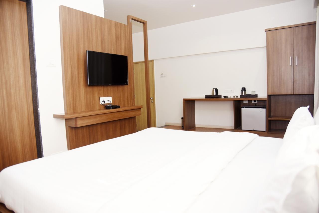 Oyo 10672 Hotel Riviera Nashik Ngoại thất bức ảnh