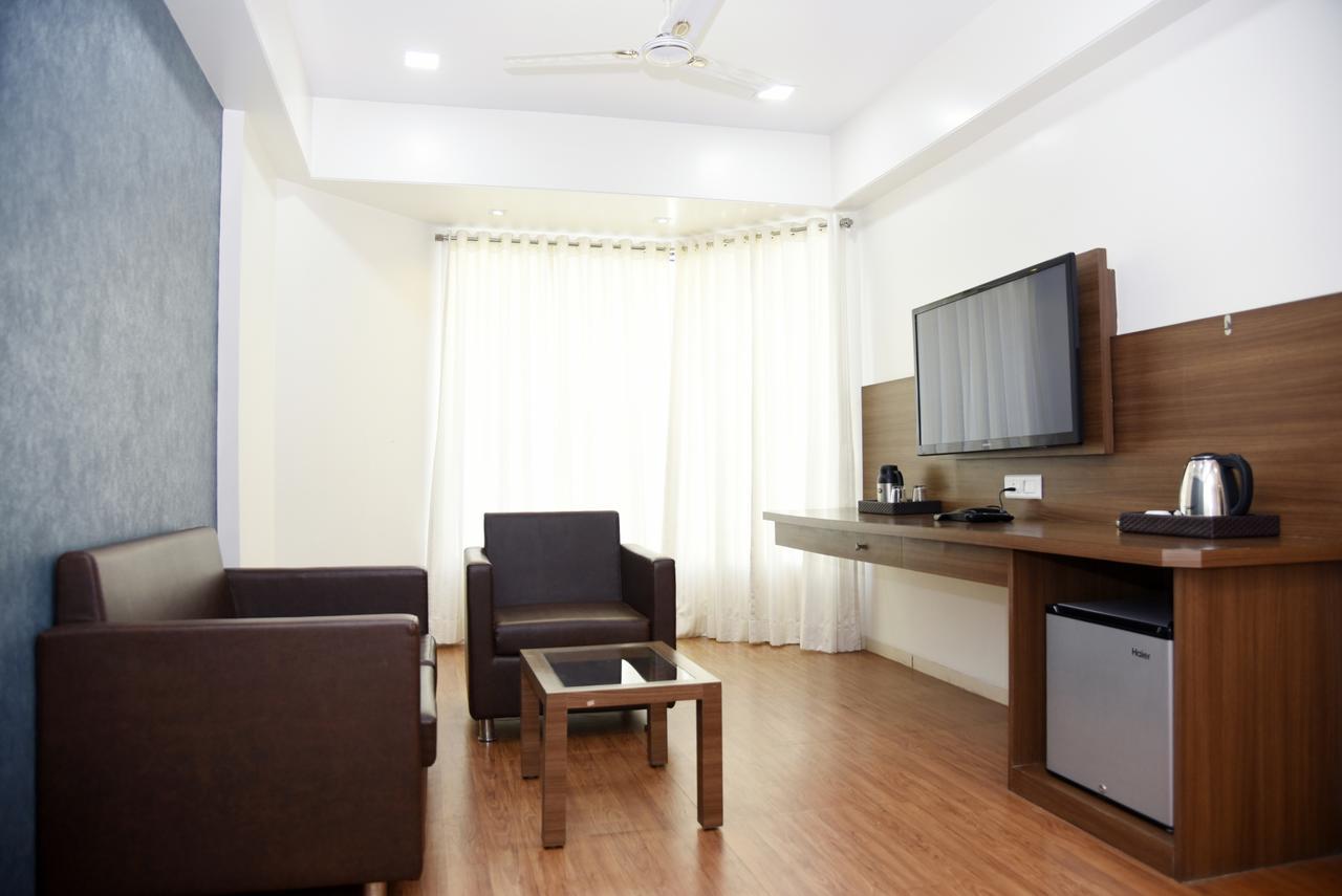 Oyo 10672 Hotel Riviera Nashik Ngoại thất bức ảnh
