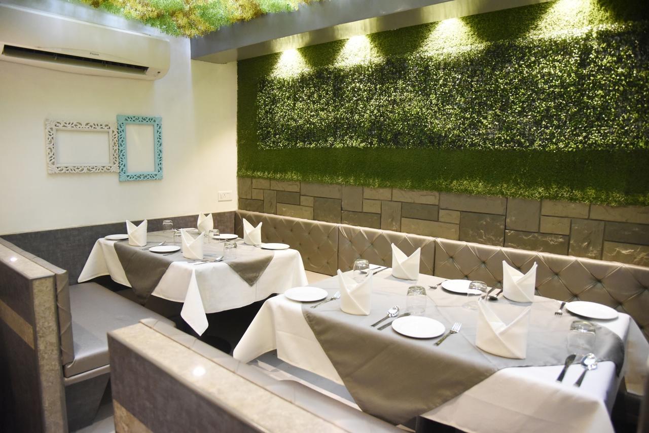 Oyo 10672 Hotel Riviera Nashik Ngoại thất bức ảnh