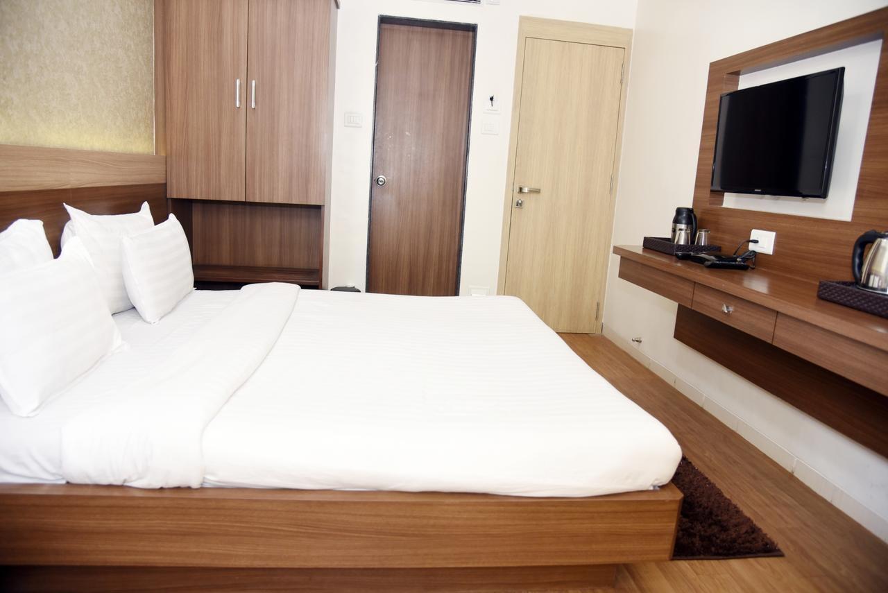 Oyo 10672 Hotel Riviera Nashik Ngoại thất bức ảnh