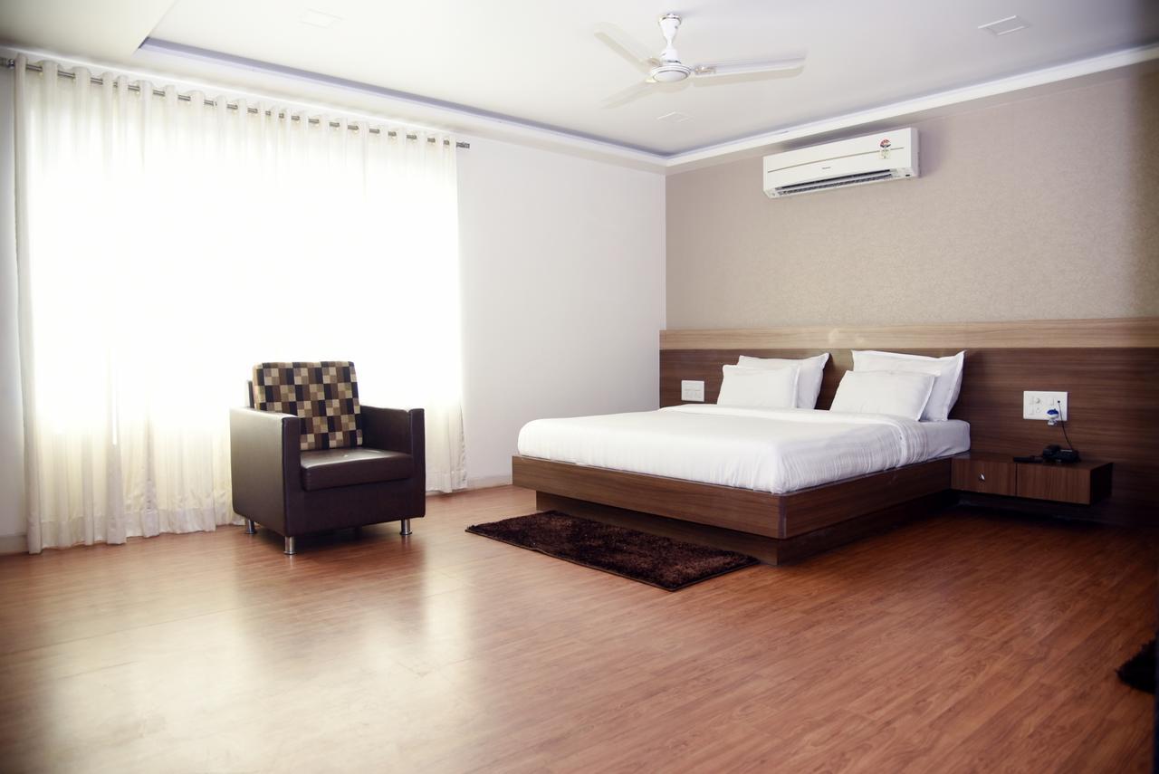 Oyo 10672 Hotel Riviera Nashik Ngoại thất bức ảnh